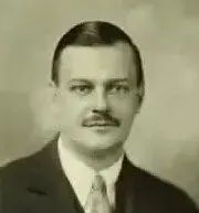 有着深邃眼神和过人智慧的 Clarence Cook Little